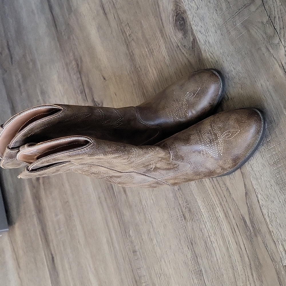 BROWN BOOT Size 5 Fits Size 7